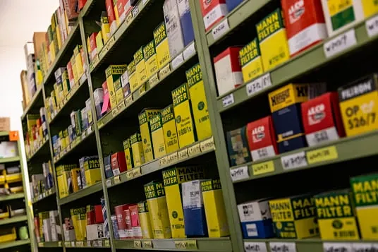 Regal mit gelb-grünen MANN-FILTER-Verpackungen in einem Lager oder Geschäft